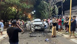 Motorista fica ferido após perder controle e atingir três veículos