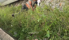 Homem é retirado de trilhos de trem por populares no bairro Levada