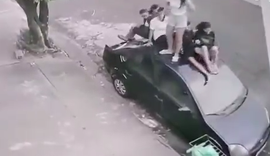 Vídeo: Crianças sobem em carro para escapar de ataque de pitbull