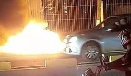 Motocicleta pega fogo após colisão na Avenida Menino Marcelo, em Maceió