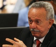 Benedito de Lira xinga e faz gesto obsceno para homem durante evento com Bolsonaro
