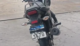Motociclista sem habilitação é levado à Central de Flagrantes após tentar ocultar placa em via de Maceió