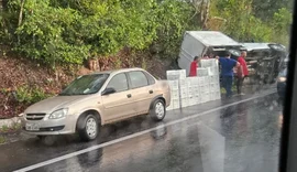 Em Satuba, caminhão carregado de queijo tomba na BR-316