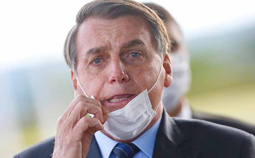 Bolsonaro pede parecer para desobrigar uso de máscara por vacinados
