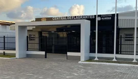 Homem agride mãe e esposa grávida com TV em Maceió