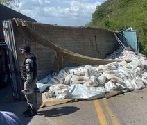Caminhoneiro morre em acidente com carga de sal na Serra das Pias