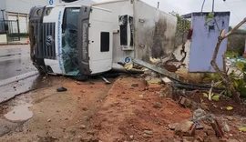 Caminhão carregado de alimentos tomba na AL-110, em Arapiraca