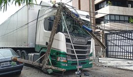 '10 minutos preso com medo de choque”: Caminhão arrasta fiação e derruba poste na Ponta Verde