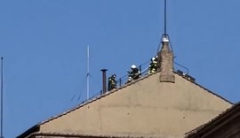 Chaminé que anunciará sucessor do papa Francisco é instalada na Capela Sistina