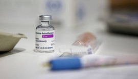 Coquetel da AstraZeneca contra Covid reduz risco de casos graves e morte