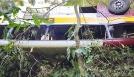 Ônibus que caiu na Serra da Barriga será içado com guindastes para viabilizar nova perícia