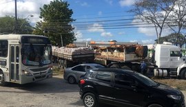 Carreta quebra na Durval de Góes Monteiro bloqueando as vias e trânsito fica lento