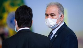 Marcelo Queiroga faz gesto obsceno a manifestantes em NY