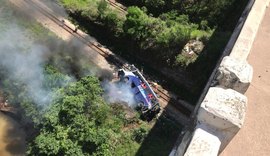 Ônibus com placa de Alagoas cai de ponte em Minas Gerais
