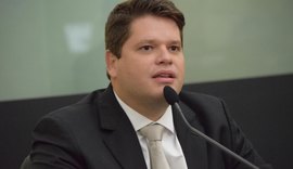 No Dia Nacional da Saúde, Davi elogia profissionais e denuncia maquiagem nos hospitais do estado