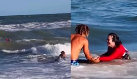Surfista resgata mulher de afogamento na Praia do Francês