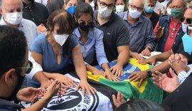 VÍDEO: Rogério Teófilo é sepultado após cortejo fúnebre