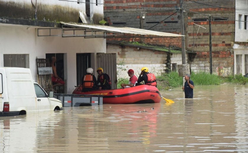 Jornal de Alagoas Famílias ilhadas pela chuva são resgatadas em Rio Largo