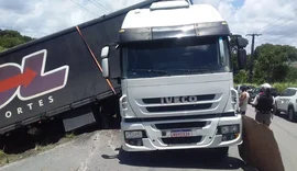 Carreta tomba na AL-101 próximo a Barra de Santo Antônio tem carga saqueada e deixa trânsito lento