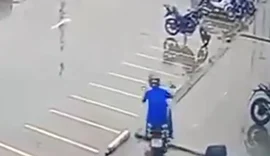Vídeo: Câmeras registram furto de motocicleta em estacionamento de supermercado no Antares, em Maceió