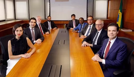 Copom mantém Selic em 15% e reforça estratégia de contenção da inflação