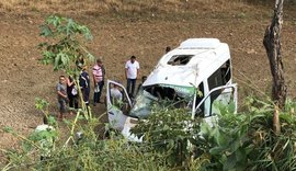 Van com nove passageiros capota e deixa feridos na AL-220, em Batalha