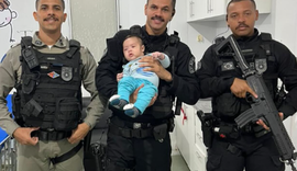 Bebê engasgado é socorrido por PMs e sobrevive após manobra de primeiros socorros