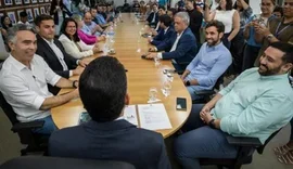 Dantas e Dória levam Corações da Paz para escolas de Maceió