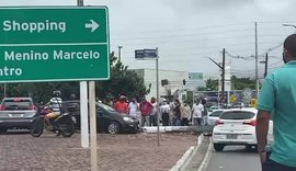 Colisão deixa dois feridos na rotatória do Benedito Bentes, em Maceió