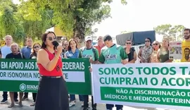 Médicos e veterinários de IFs denunciam descumprimento de acordo salarial em protesto na Ufal