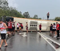Ônibus com torcedores do Flamengo tomba e deixa feridos no Rio