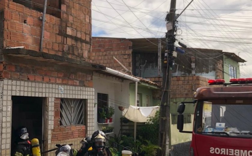 Quarto de residência pega fogo no bairro do Jacintinho