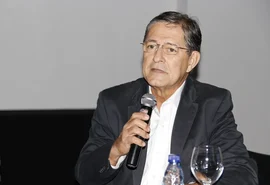 Acusado de ir para o “centrão”, Rodrigo Cunha silencia ante críticas de Régis