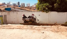Motorista colide em muro e alega ter enganchado o calçado em pedais do veículo