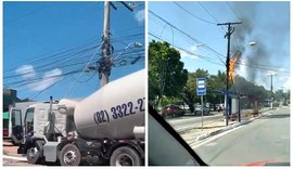 Fiação de poste pega fogo após batida de caminhão na parte alta de Maceió