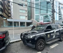 Foragido da Justiça é preso em hotel na Pajuçara após denúncia de funcionária