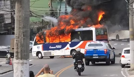 Criminosos tomam 12 ônibus e incendeiam um deles em reação à operação policial no Rio