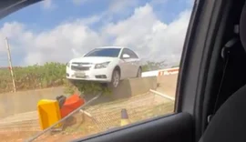 Carro fica preso em mureta após acidente na AL-115, em Arapiraca