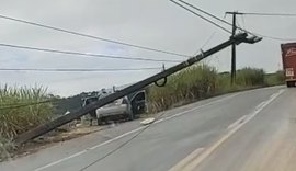 Carro bate em poste e derruba fiação elétrica na rodovia sentido Barra de Santo Antônio