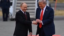 VÍDEO: Trump recebe Putin no Alasca para negociar cessar-fogo na guerra