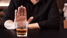 Canetas emagrecedoras podem reduzir vontade de beber, diz estudo