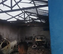 Incêndio destrói três carros de clientes em Arapiraca