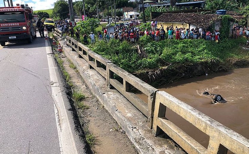 Homem morre após carro despencar de ponte e cair dentro de rio em Atalaia