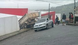 Caminhão perde o controle e atinge sede da Cáritas Diocesana em Palmeira dos Índios