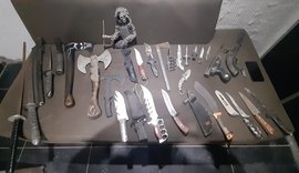 Machados, espadas e garrucha: polícia apreende arsenal de armas no interior de AL