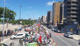 1º de maio: Manifestação de trabalhadores percorre orla marítima