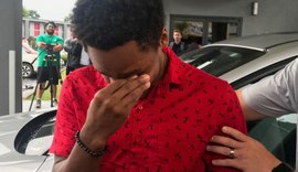 Estudante caminha a noite inteira para chegar ao trabalho e ganha carro do diretor