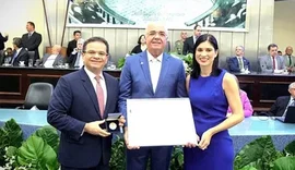 Sem cargo, mas com muito prestígio: a homenagem a FF na Assembleia