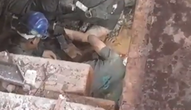 Vídeo: trabalhadores caem em poço durante obra de elevador em Jacarecica
