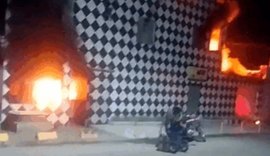 Incêndio destrói borracharia em Penedo e mobiliza operação de resgate durante a madrugada